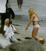 幻灯图：林赛-罗韩轻薄内衣出镜 秀发乱飞似原始人