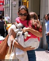 组图：单亲妈妈凯蒂高调现身带苏瑞出行