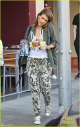 组图：阿尔芭边打电话边端水 手忙脚乱无人帮忙