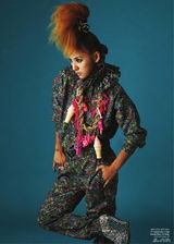 高清组图：李孝利性感登杂志 烟熏妆个性夸张