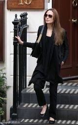 组图：安吉丽娜-朱莉现身印度餐厅 装扮一黑到底