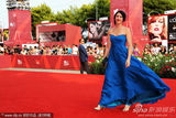 组图：《替代》首映礼 莎朗-塔尔蓝裙惊艳红毯