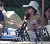 组图：LadyGaga甩30磅赘肉 度假比基尼秀八字奶