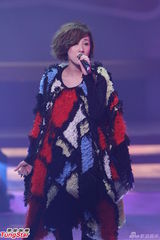 组图：容祖儿林峰领衔金曲榜 G.E.M上演黑丝诱惑