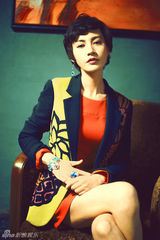 组图：杨雪夏日色彩大片 演绎时尚摩登女郎