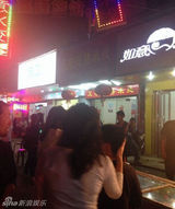 组图：刘德华扮农民工坐网吧 邻座淡定打游戏