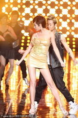 组图：美女主持爆乳装拼性感 柳岩带伤上阵跌倒