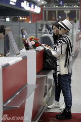 组图：海清现身机场心情大好潮范儿十足