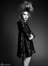 组图：荷兰名模杜晨-科洛斯登封面展优雅风范