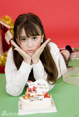 组图：日意混血奥真奈美圣诞写真 甜美乖巧惹人爱