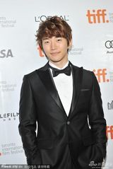 组图：《监视者们》首映 韩孝珠白裙红唇惹火