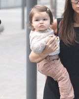 高清组图：维多利亚黑裙现身北京 小七嘟嘴可爱