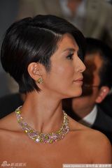 组图：杨采妮白裙亮相露香肩 秀珠宝高贵典雅