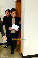 组图：韩电影导演沈衡来拖欠工资出庭面色凝重