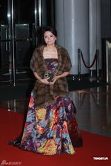 组图：富商郑裕彤孙女郑志雯出嫁 给孙女婿打满分