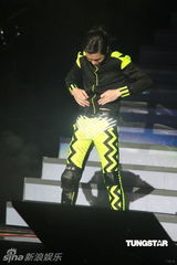 组图：萧敬腾唱《black or white》 向杰克逊致敬