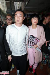 组图：徐濠萦素颜现身香港报业评议会 陈奕迅递交投诉书