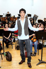 高清图：王力宏为世博会彩排 将演绎邓丽君名曲