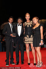 组图：杰克逊纪录片威尼斯首映 导演携全家助阵