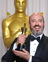 高清组图：奥斯卡后台获奖众星举金人光彩照人