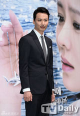 组图：孙艺珍青花瓷白裙宣传新剧《鲨鱼》