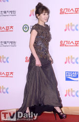 组图：EXO等走金唱片红毯 泫雅透视装内衣尽显