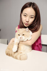 组图：焦俊艳大片俏皮甜美 宛如邻家女孩