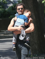 组图：奥兰多-布鲁姆带儿子公园荡秋千尽显父爱