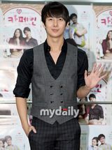 组图：SS501成员金亨俊参加音乐剧《咖啡因》彩排