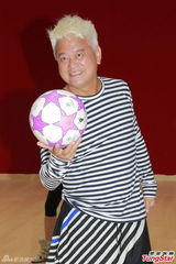 组图：陈百祥带女艺员排节目 叶翠翠趴地露乳沟