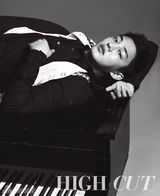 组图：刘亚仁拍黑白写真 感性爆发演绎钢琴家