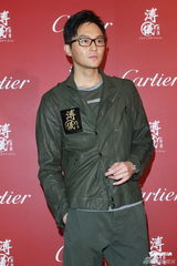 组图：熊黛林携手张智霖出席活动 大露背打扮抢镜