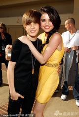 组图：比伯赛琳娜再次复合 赴泳池派对贴身暧昧