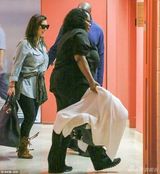 组图：卡戴珊产女后首露面 现身洛杉矶容光焕发