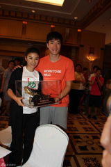 高清图：黄奕参加慈善活动 三十万拍下刘翔跑鞋