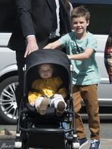 组图：贝嫂携子女团外出 小七亮黄衫卖萌抢镜