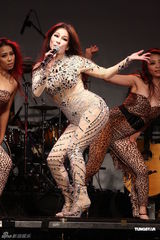 组图：温岚紧身战衣秀身材曲线 母亲节前夕温馨献唱