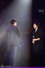 幻灯图：张信哲北京个唱演绎20年经典 打造万人KTV