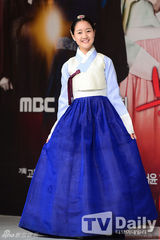 组图：《火之女神》发布 文根英着韩服端庄亮相