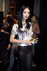 组图：姚晨亮相纽约时装周 秀红唇美腿