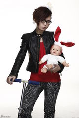 高清组图：周笔畅化身朋克酷女 手抱婴儿眼神犀利