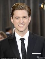 组图：《悲惨世界》男星亚伦-特威特帅气显萌