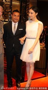 组图：倪妮白裙代言气质优雅宛若女神