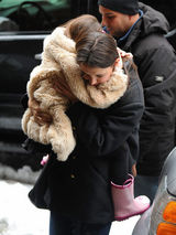 组图：凯蒂雪中护女 小苏瑞扎妈妈怀中不露脸