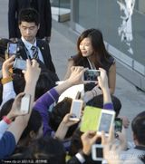 组图:全智贤着无袖裙抱双臂取暖 任达华西装帅气