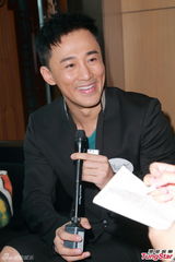 组图：林峰不谈与吴千语游太空 否认抢粉丝手机