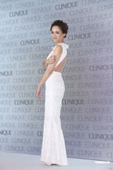 组图：陈乔恩纯白长裙代言 大露背秀性感