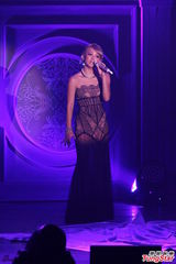 组图：幸田来未开唱变身蓝色妖姬 撅臀秀S曲线