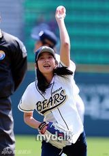 组图：韩国女艺人朴世英担任棒球比赛开球嘉宾