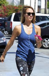 组图：杰西卡-阿尔芭蓝色小背心搭印花裤